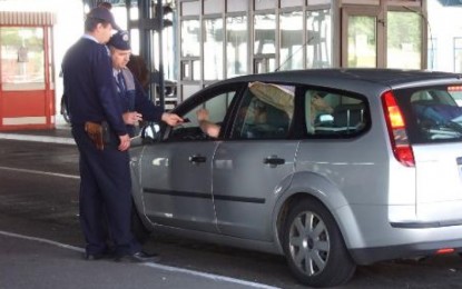 Şoferii care încearcă să aducă în România maşini cu numere provizorii riscă dosare penale