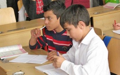 Tinerii romi spun “pas” liceului