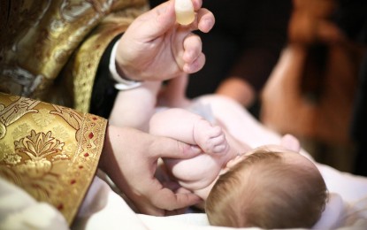 O vedetă din România explică de ce refuză să-și boteze copilul