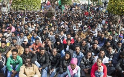 Israelul eliberează sute de imigranţi africani neajutoraţi în deşert, după o decizie a Curţii Supreme